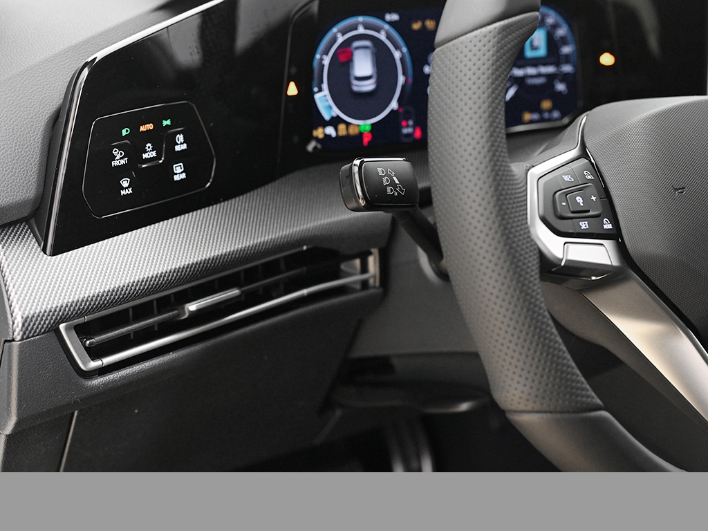 Volkswagen Golf 2.0 R-LINE DSG 4X4 AHK PANO MATRIXLED LM18