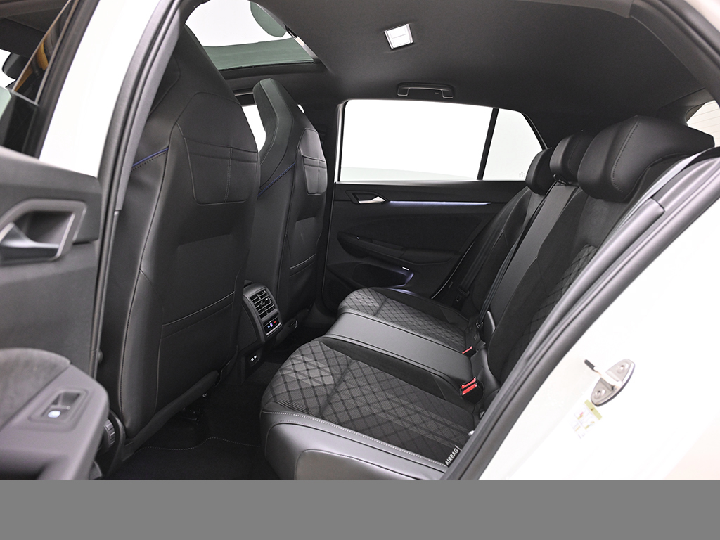 Volkswagen Golf 2.0 R-LINE DSG 4X4 AHK PANO MATRIXLED LM18