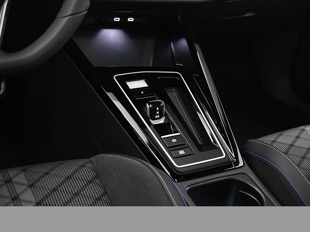 Volkswagen Golf 2.0 R-LINE DSG 4X4 AHK PANO MATRIXLED LM18