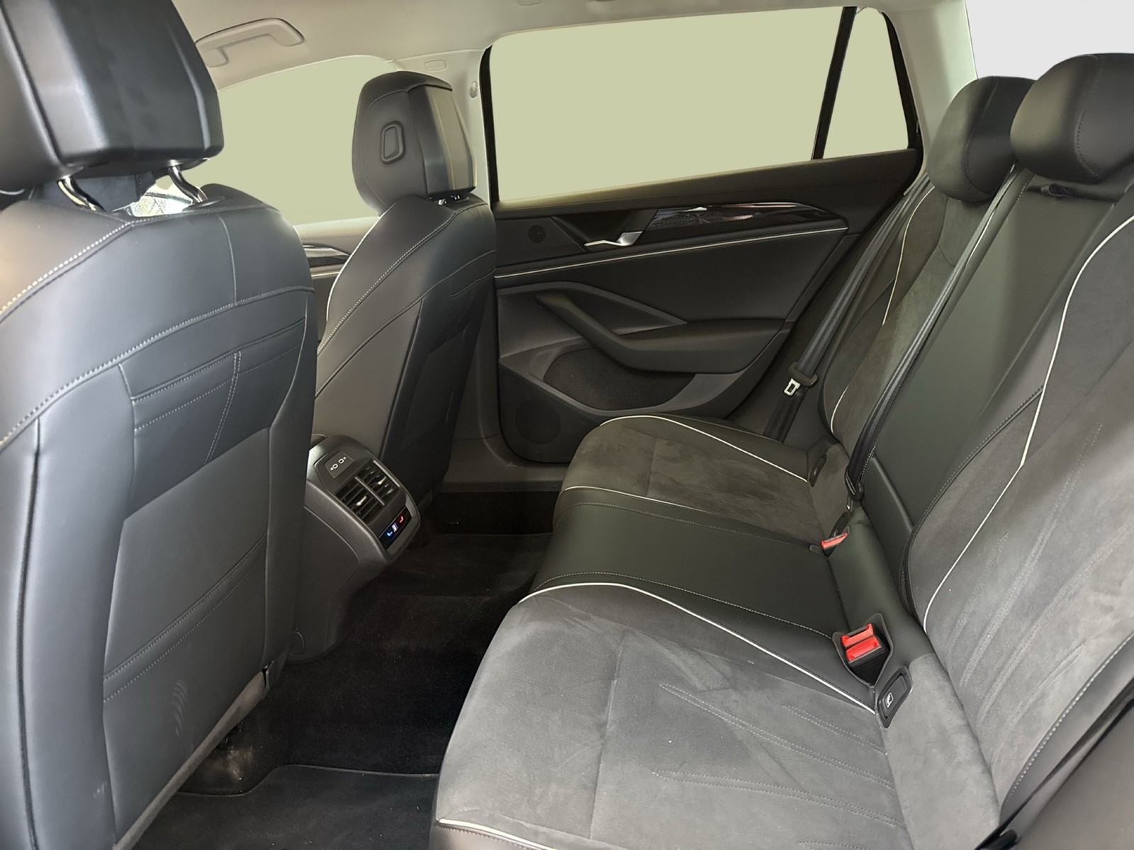 Volkswagen Passat Variant 1.5 eTSI BUSINESS AHK 360°CAM ACC