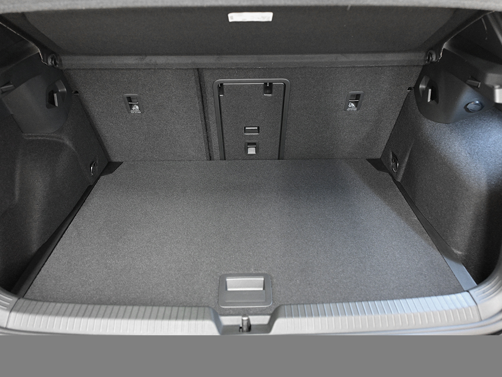 Volkswagen Golf VIII 1.5 eTSI R-LINE BLACK STYLE CAM LM18