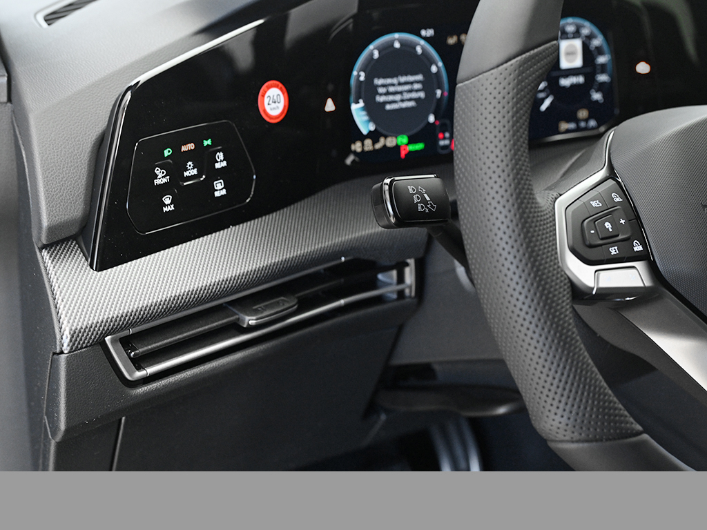 Volkswagen Golf VIII 1.5 eTSI R-LINE BLACK STYLE CAM LM18