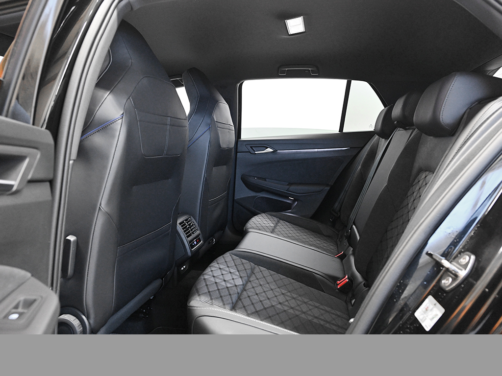 Volkswagen Golf VIII 1.5 eTSI R-LINE BLACK STYLE CAM LM18