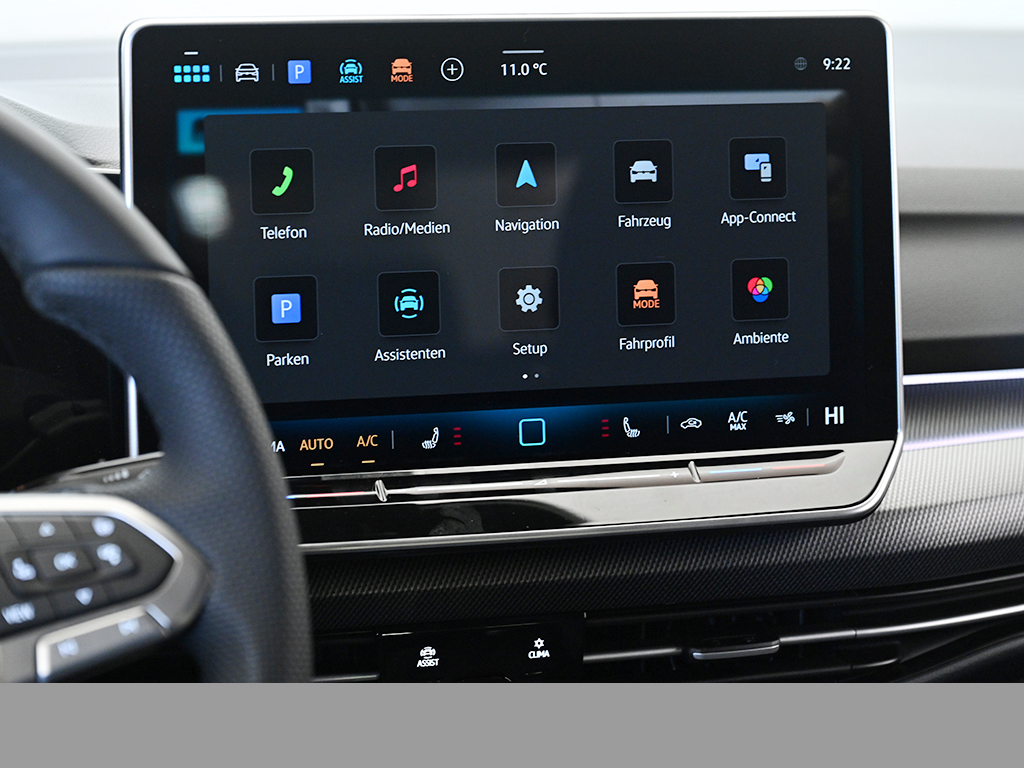 Volkswagen Golf VIII 1.5 eTSI R-LINE BLACK STYLE CAM LM18