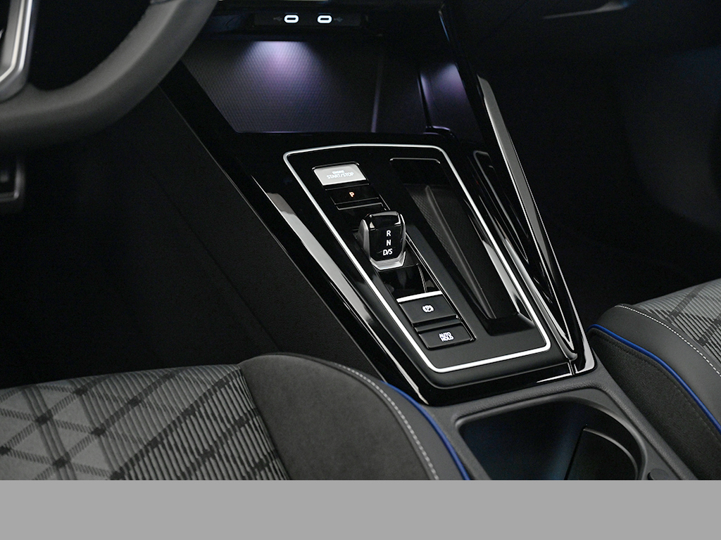 Volkswagen Golf VIII 1.5 eTSI R-LINE BLACK STYLE CAM LM18