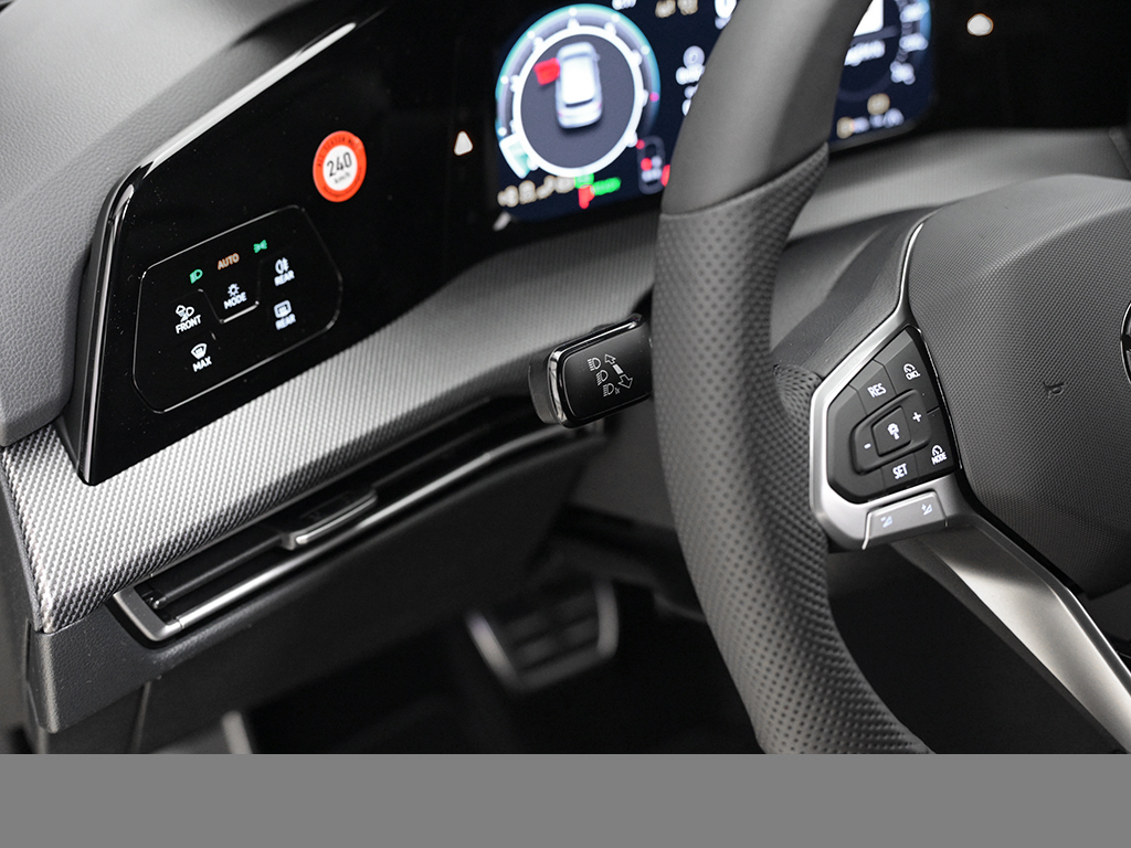 Volkswagen Golf VIII 1.5 eTSI R-LINE BLACK STYLE CAM LM18