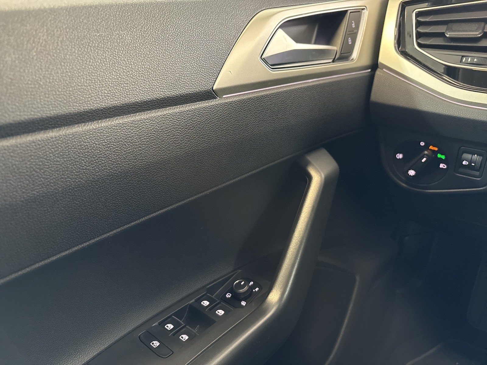 Volkswagen Polo 1.0 MOVE NAVI ALU CARPLAY SITZHEIZUNG LED
