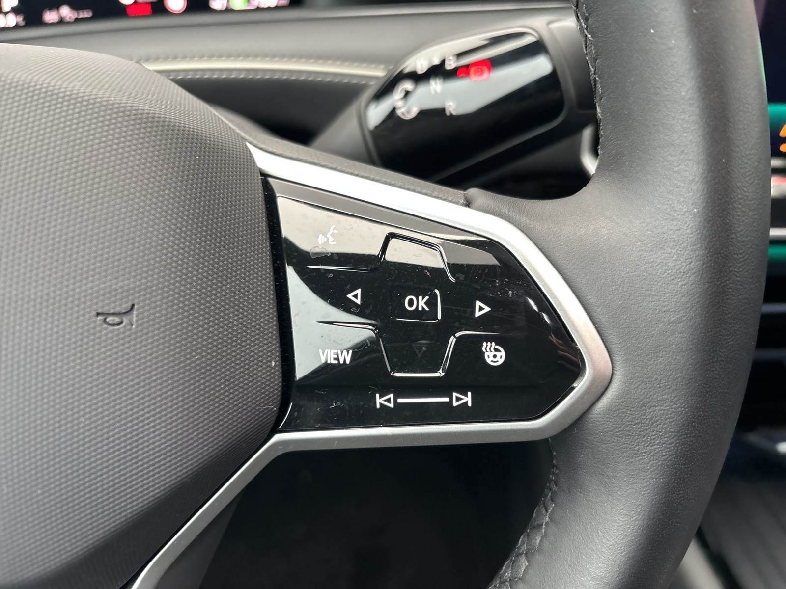 Volkswagen ID.7 Tourer PRO WÄRMEPUMPE AHK 360°CAM ACC LM20