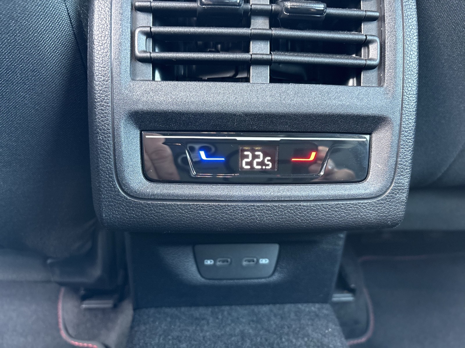 Volkswagen Golf VIII 2.0 GTI PANO NAVI LED+ LM17 CARPLAY