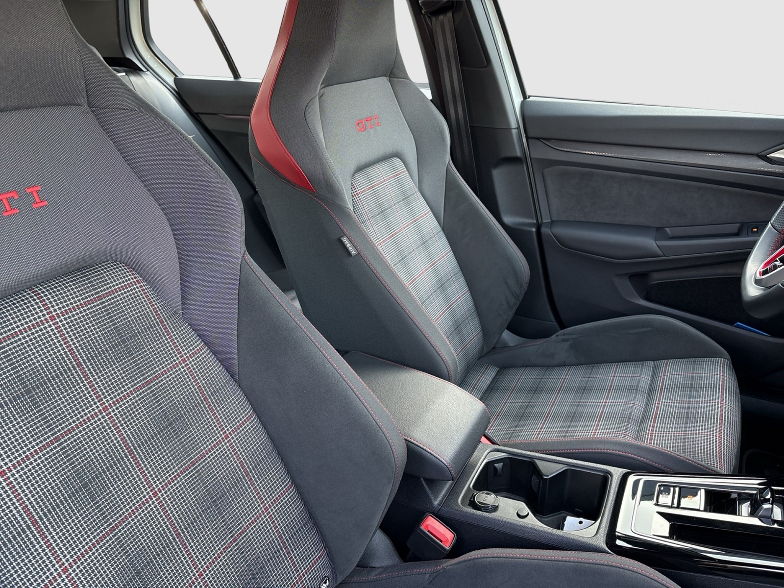 Volkswagen Golf VIII 2.0 GTI PANO NAVI LED+ LM17 CARPLAY