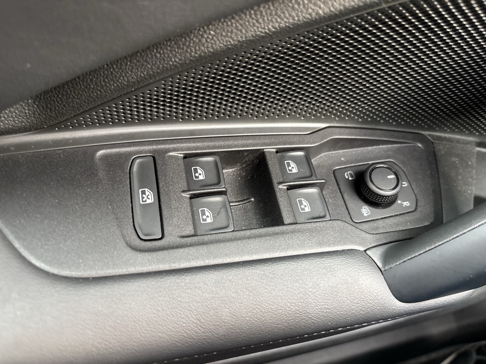 Volkswagen Tayron 1.5 eTSI LIFE 7SITZE AHK 360CAM LM18 NAVI