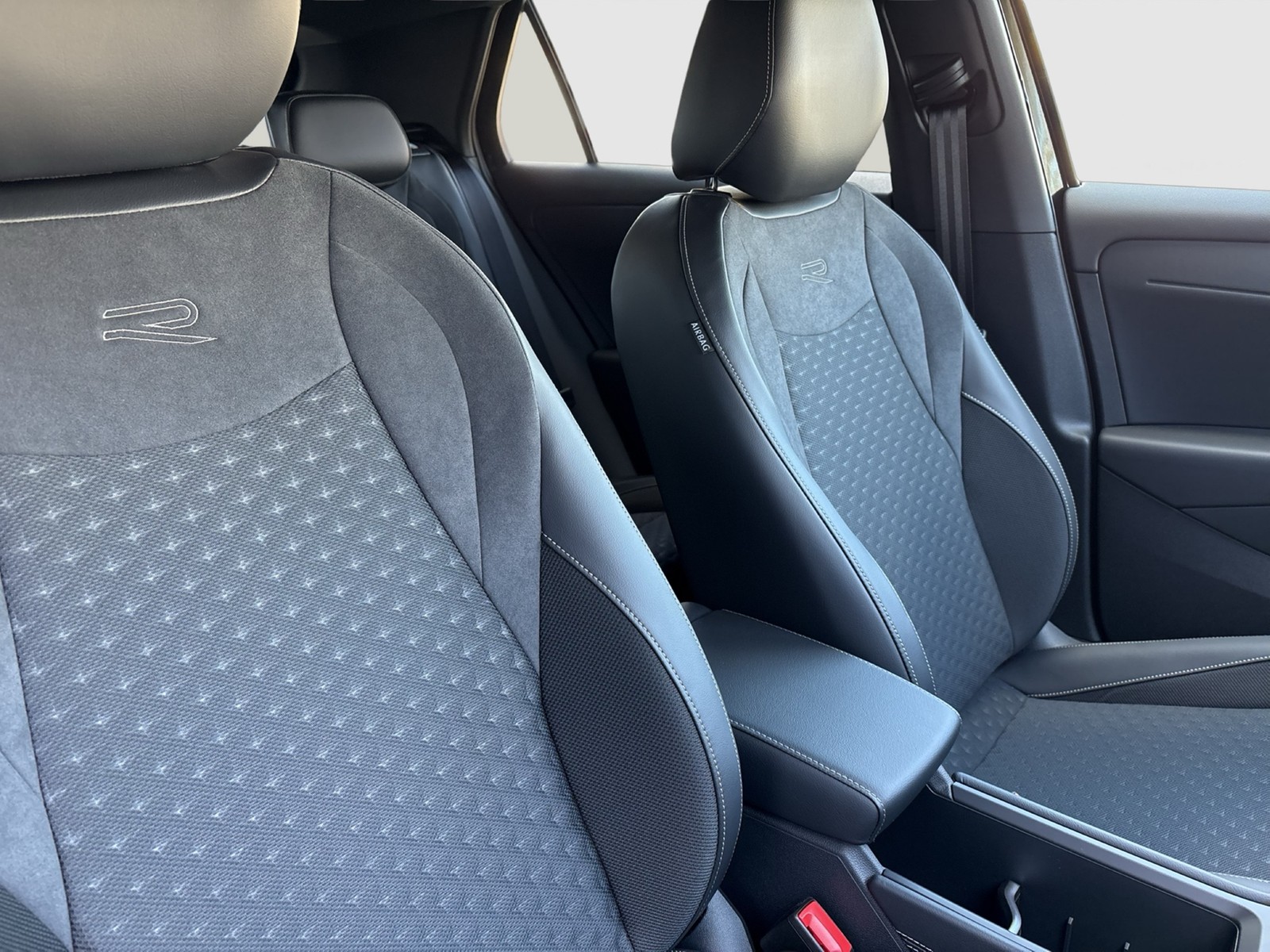 Volkswagen T-Roc 1.5 R-LINE DSG AHK BLACKSTYLE IQ DRIVE