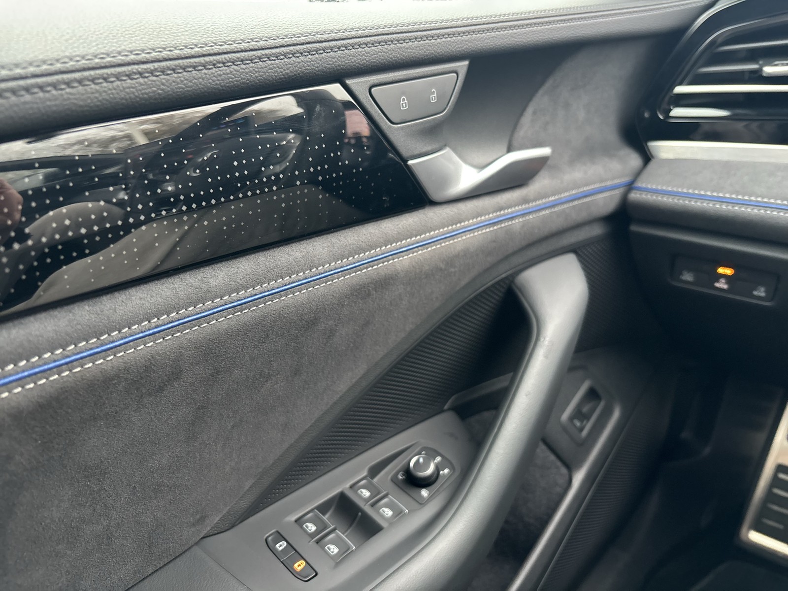 Volkswagen Passat Variant 2.0 R-LINE 4X4 NEUESMODELL AHK 18Z