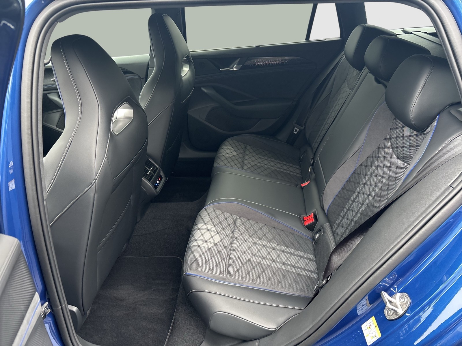 Volkswagen Passat Variant 2.0 R-LINE 4X4 NEUESMODELL AHK 18Z