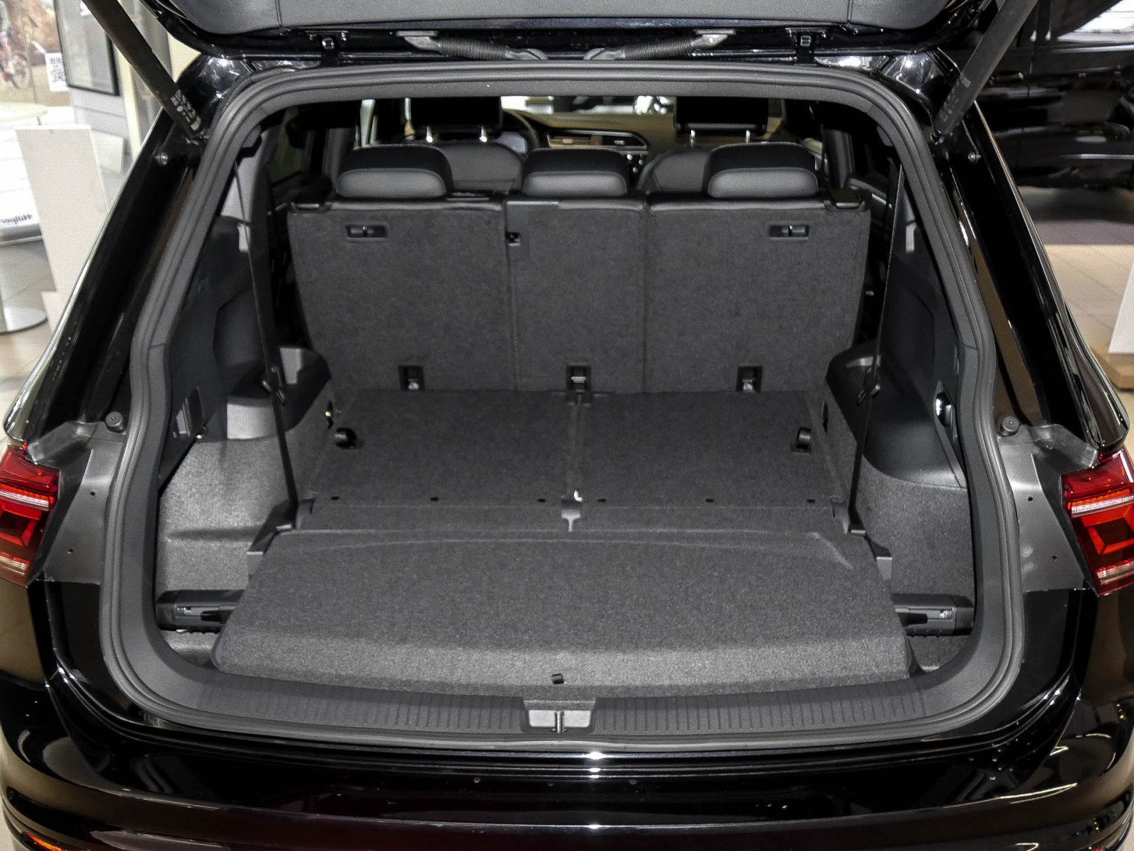 Volkswagen Tiguan Allspace 2.0 TDI R-LINE DSG LEDER 7SITZE