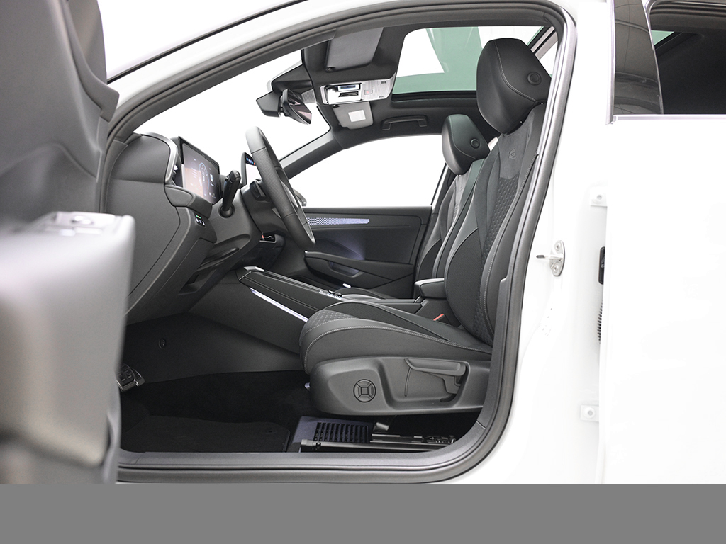 Volkswagen T-Roc 1.5 R-LINE DSG PANO HARMANKARDON AHK