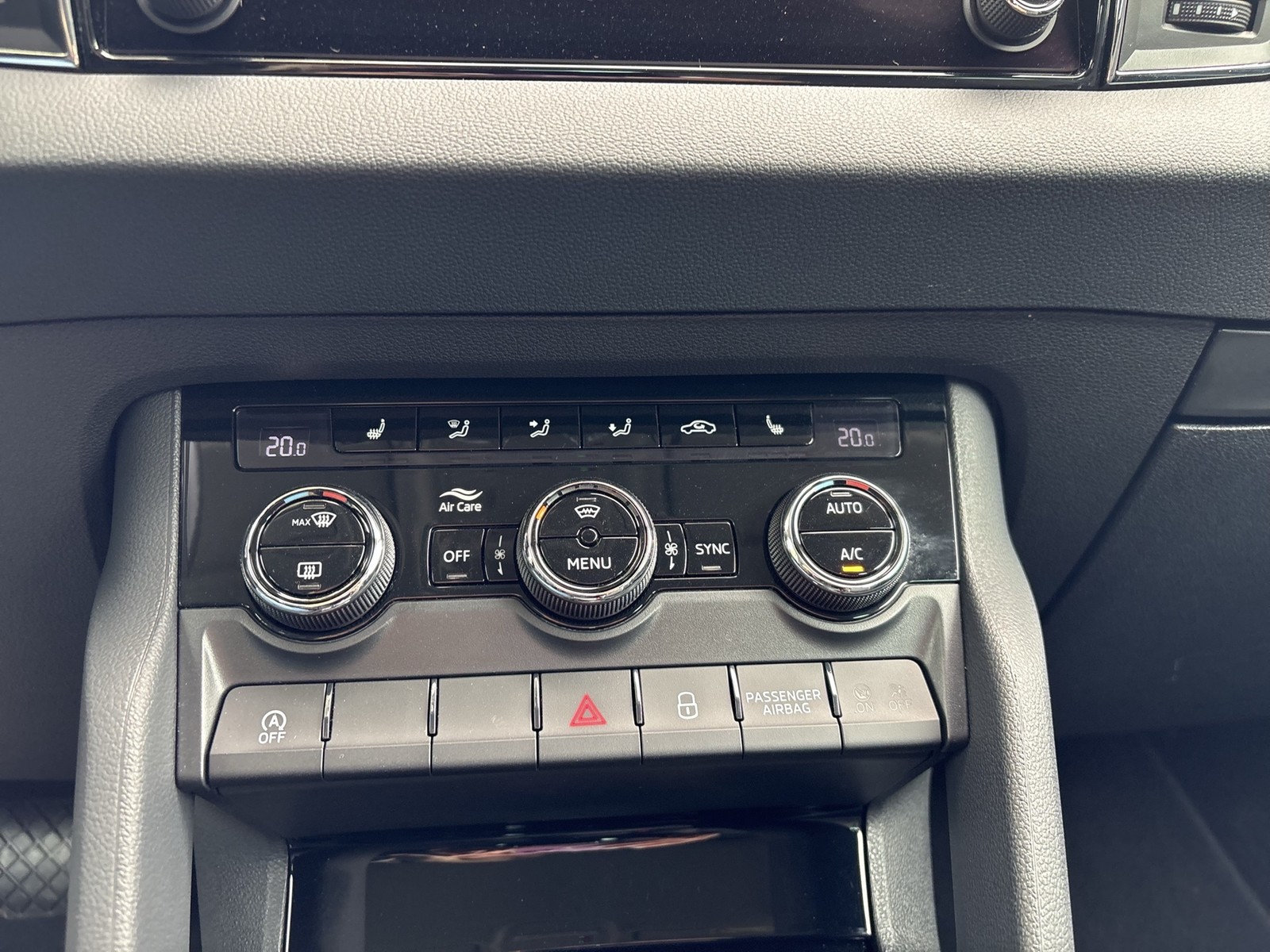 Skoda Karoq 2.0 TOUR 4X4 AHK ACC NAVI CARPLAY