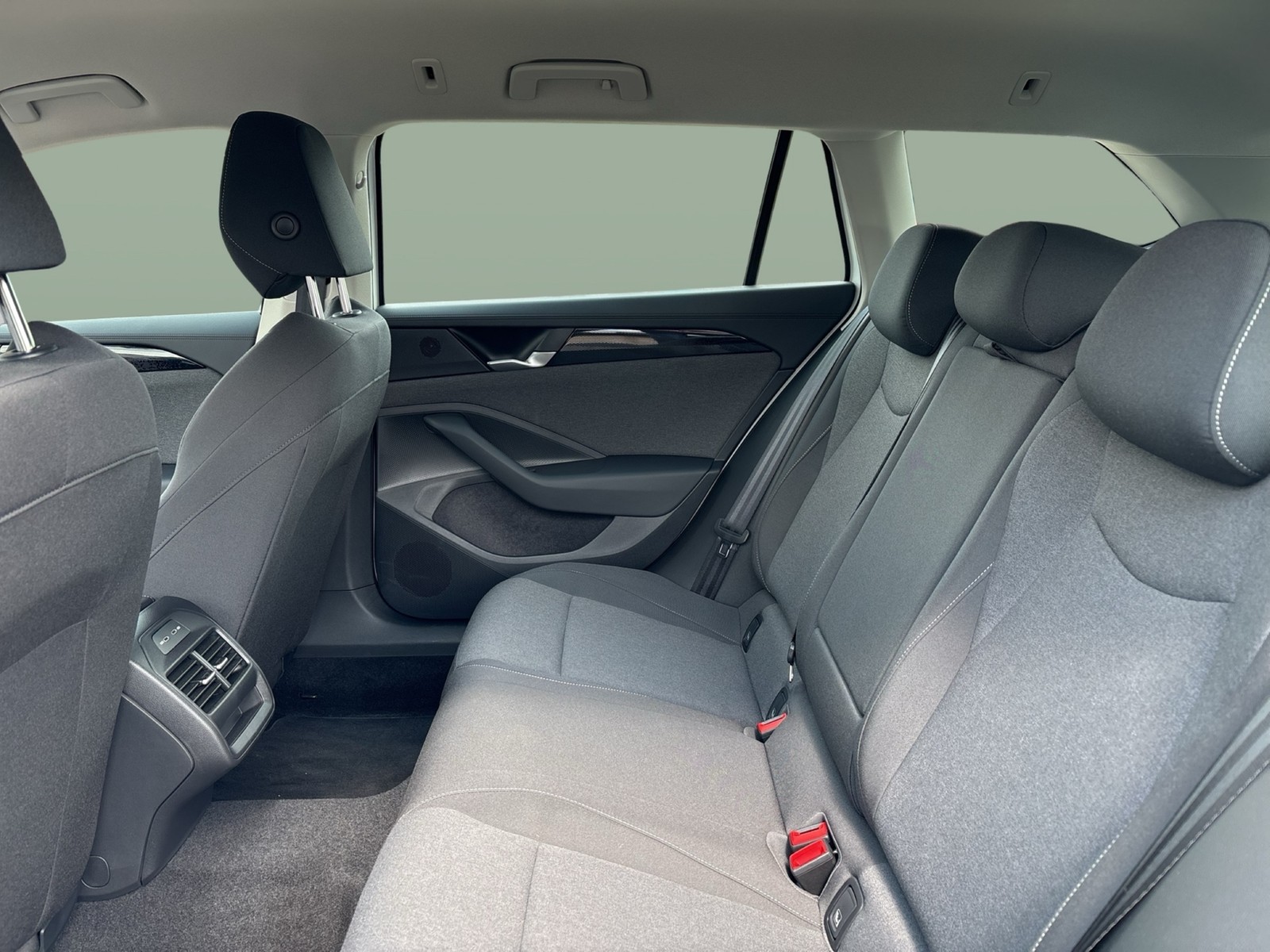 Volkswagen Passat Variant 1.5 eTSI CAM ACC NAVI ALU CARPLAY
