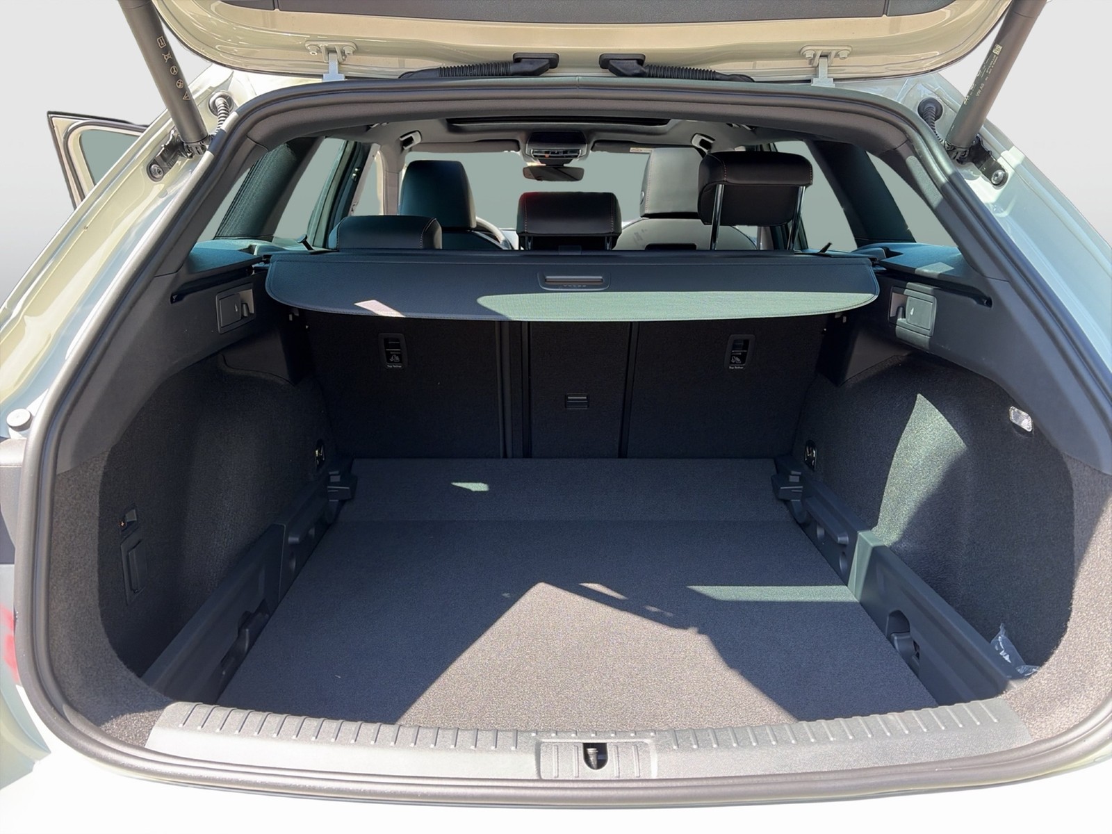 Cupra Leon ST 1.5 eTSI PANO SENNHEISER AHK CAM LM18
