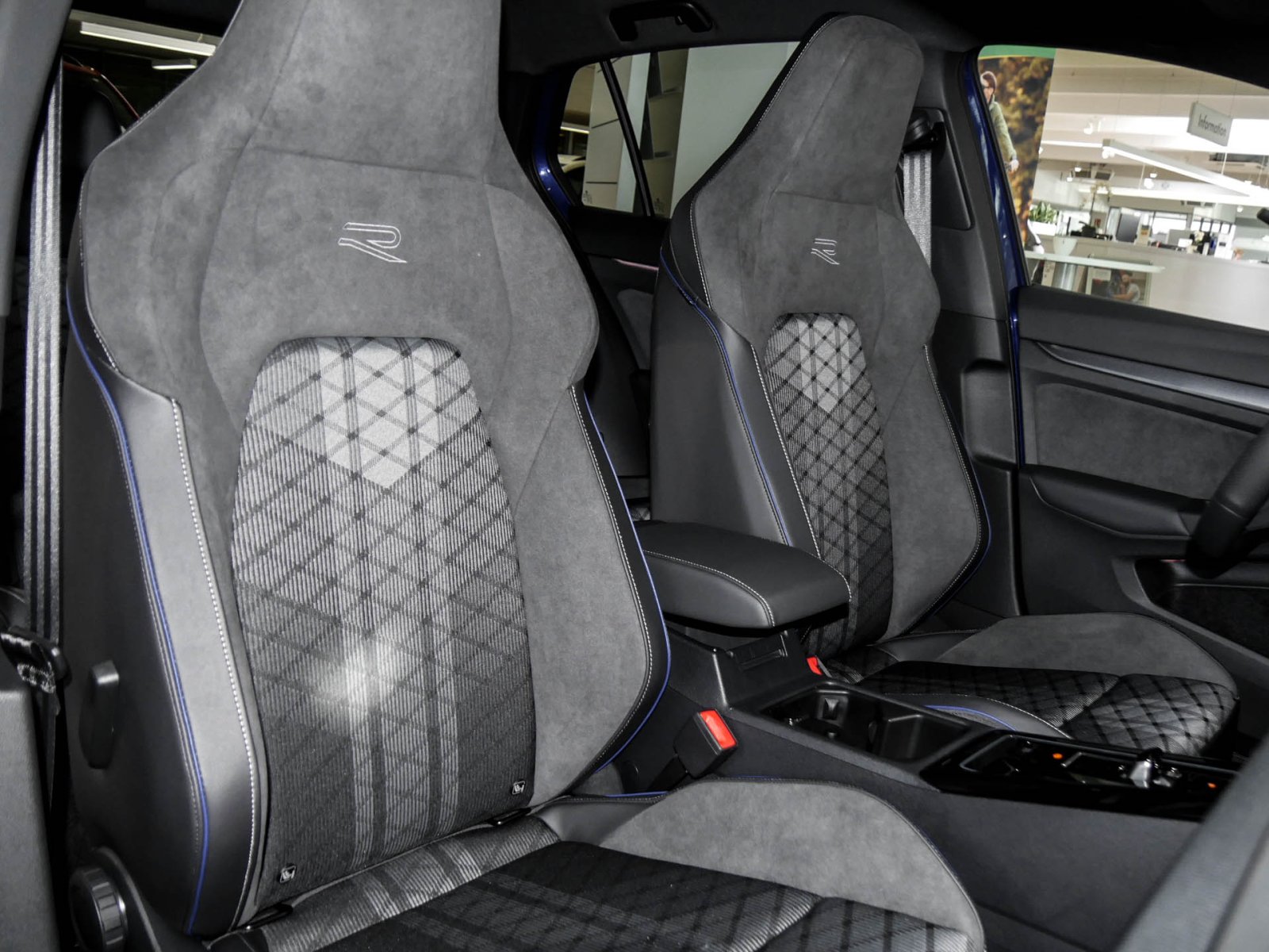 Volkswagen Golf 1.5 R-LINE DSG BLACKSTYLE MATRIXLED CAM AHK