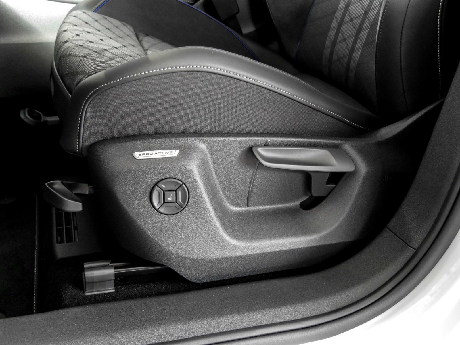 Volkswagen Tiguan 1.5 R-LINE DSG BLACKSTYLE PANO AHK LM20