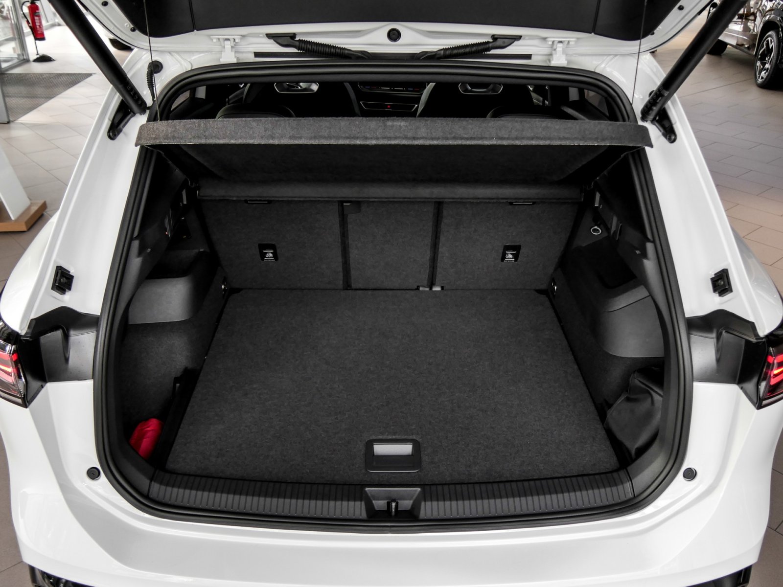 Volkswagen Tiguan 1.5 R-LINE DSG BLACKSTYLE PANO AHK LM20