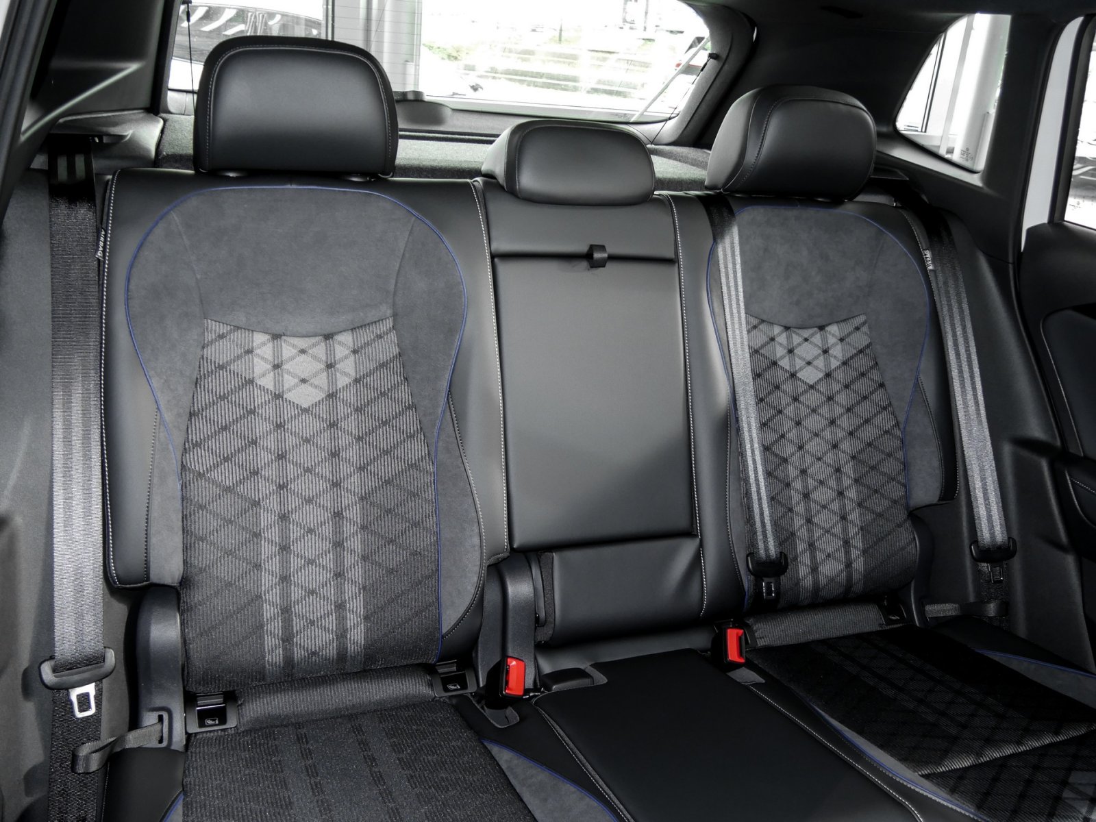 Volkswagen Tiguan 1.5 R-LINE DSG BLACKSTYLE PANO AHK LM20