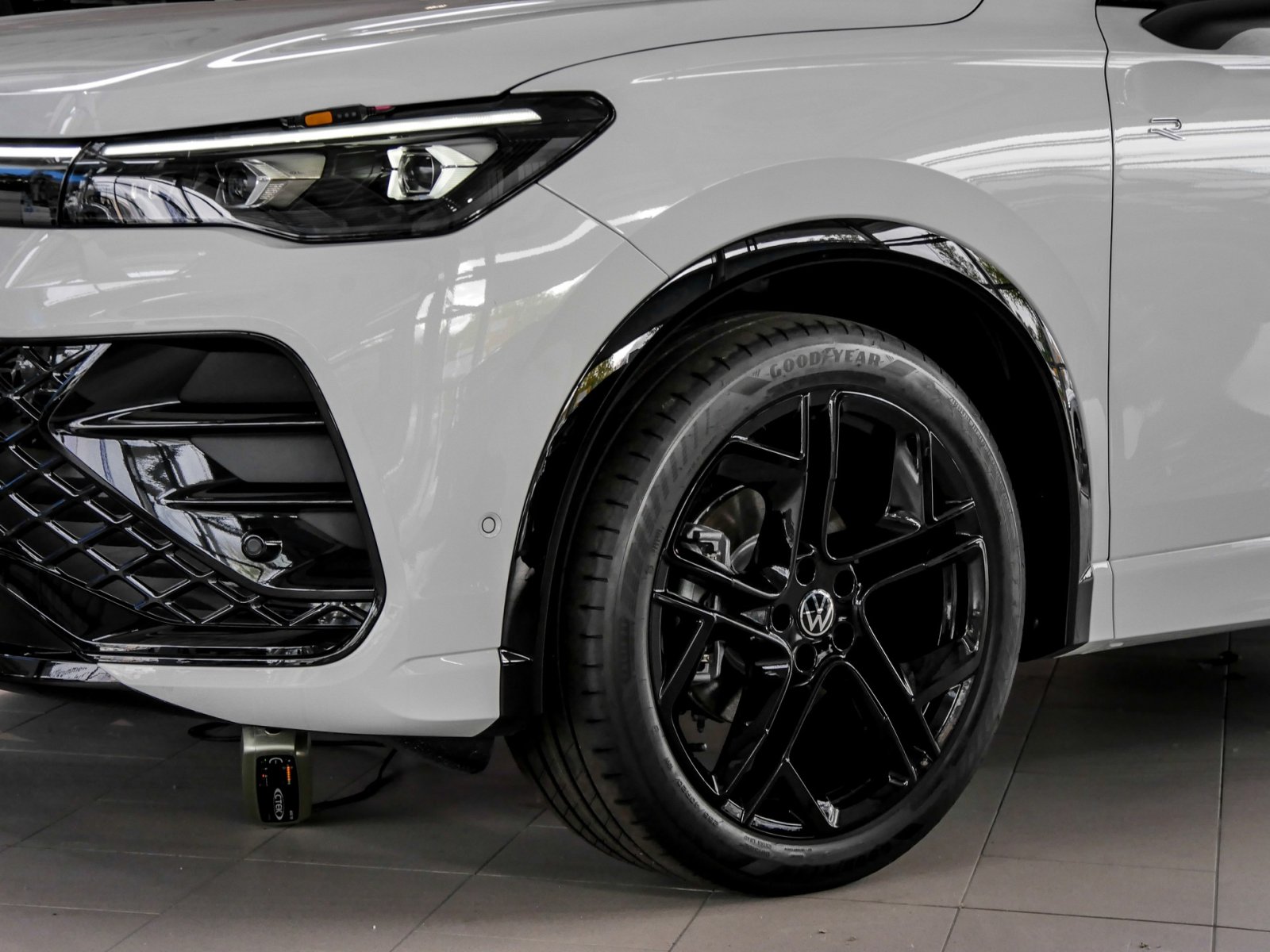 Volkswagen Tiguan 1.5 R-LINE DSG BLACKSTYLE PANO AHK LM20