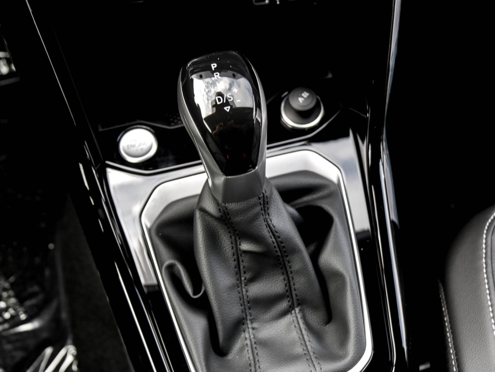 Volkswagen T-Roc Cabrio 1.5 R-LINE DSG BLACKSTYLE LEDER CAM