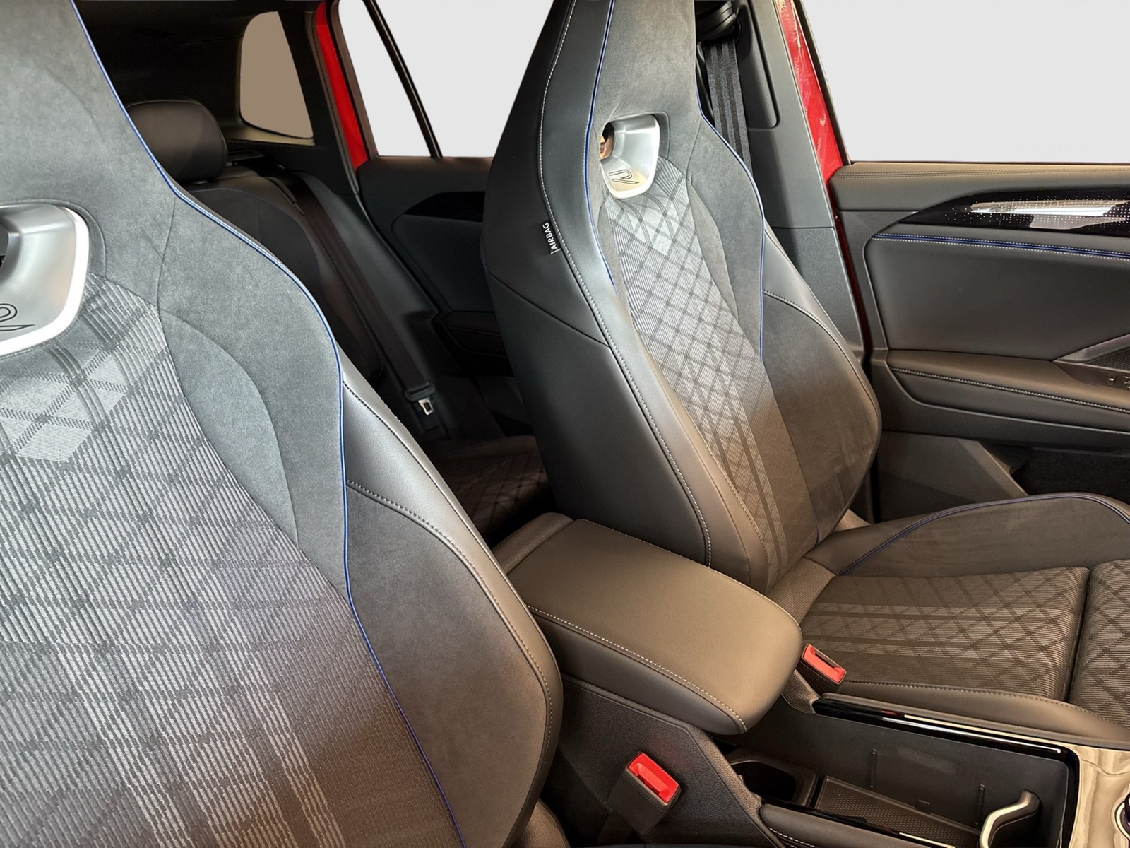 Volkswagen Tiguan 1.5 R-LINE DSG BLACKSTYLE MATRIXLED AHK