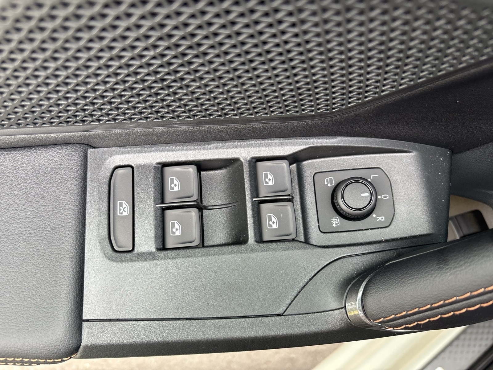 Cupra Leon ST 1.5 eTSI PANO SENNHEISER AHK CAM LM18