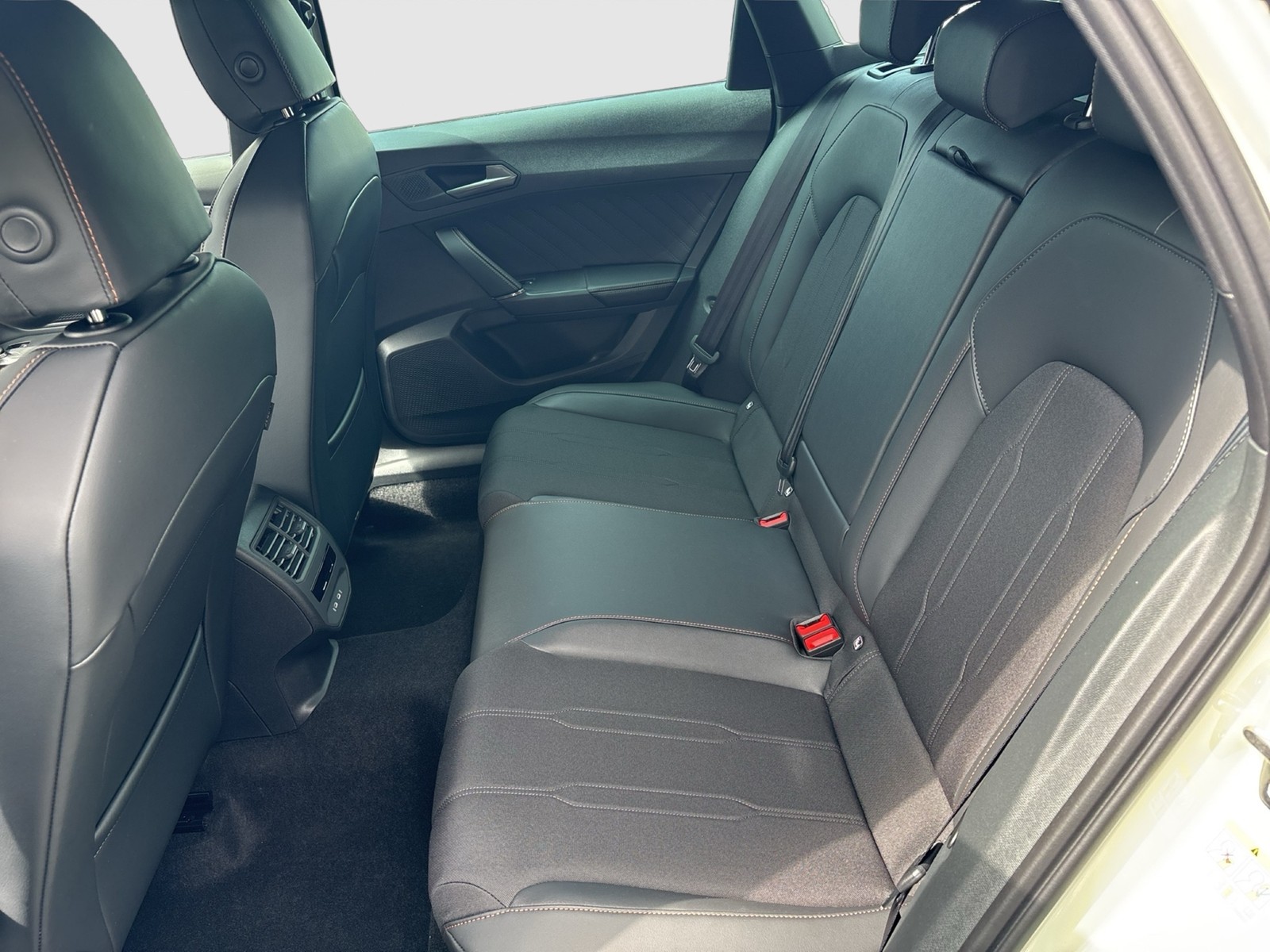Cupra Leon ST 1.5 eTSI PANO SENNHEISER AHK CAM LM18