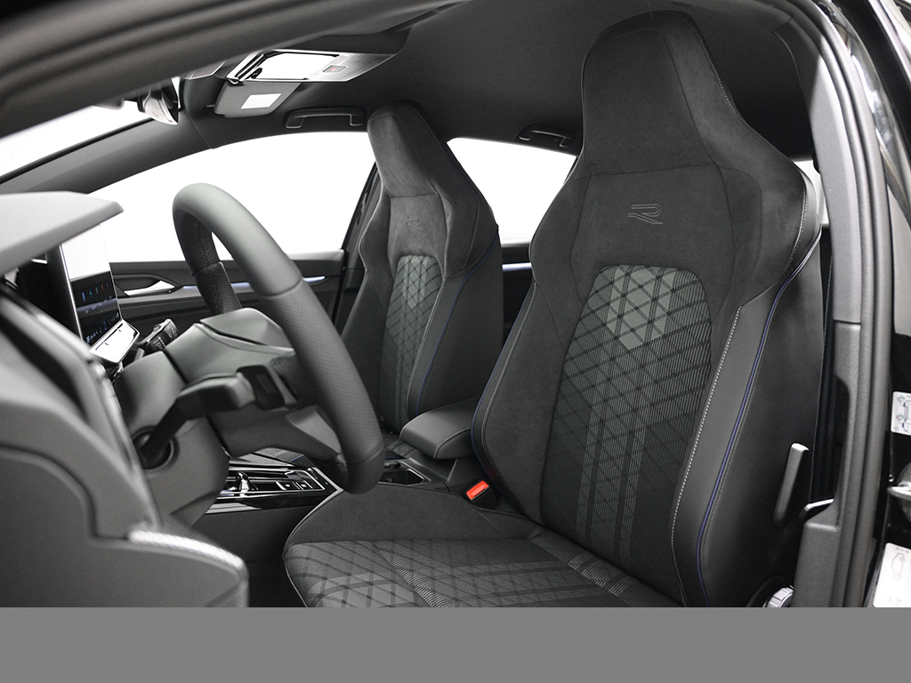 Volkswagen Golf VIII 1.5 eTSI R-LINE BLACK STYLE CAM LM18