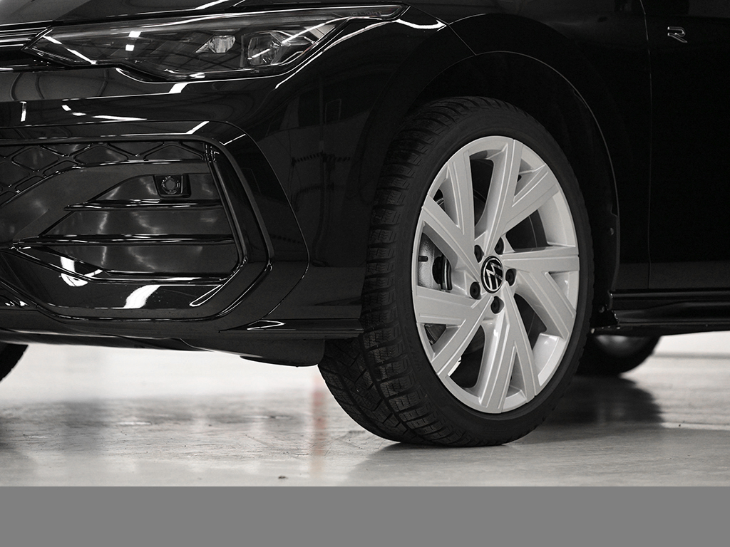 Volkswagen Golf VIII 1.5 eTSI R-LINE BLACK STYLE CAM LM18