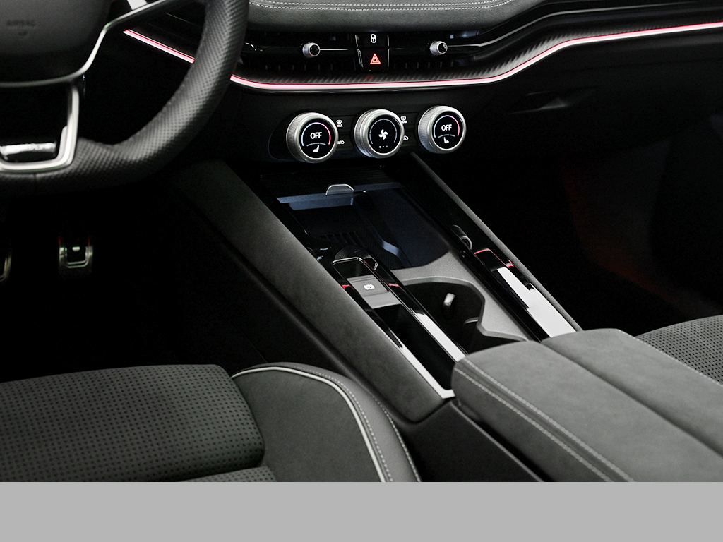 Skoda Superb Combi HYBRID SPORTLINE AHK PANO eSITZE