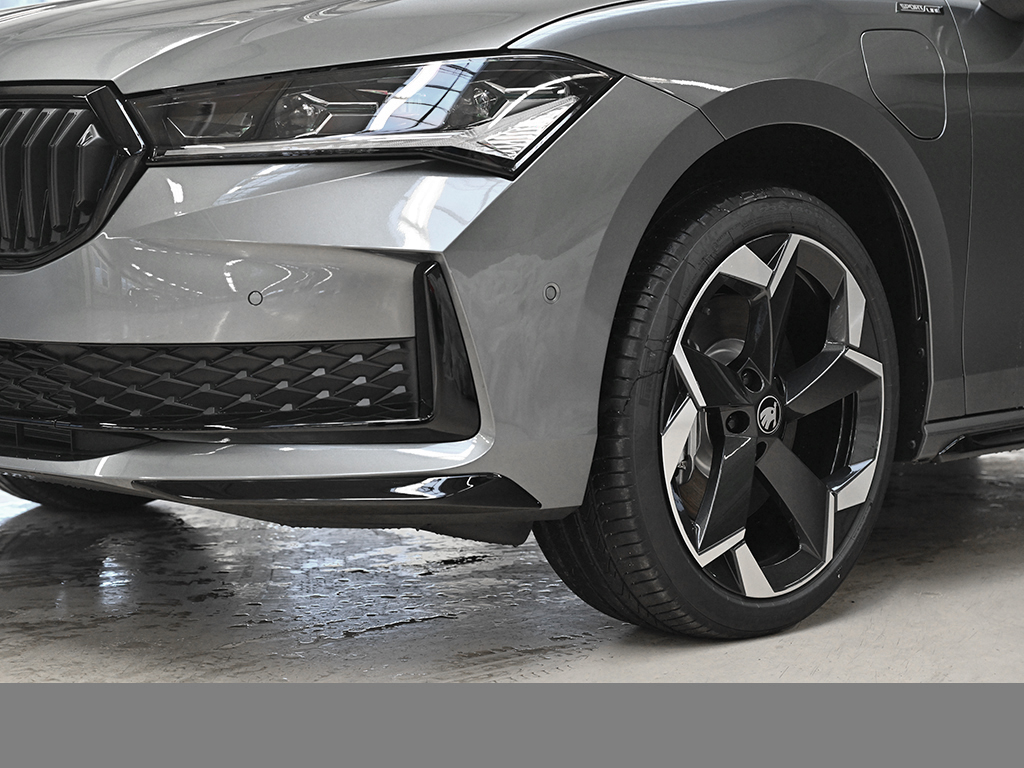 Skoda Superb Combi HYBRID SPORTLINE AHK HEADUP NAVI