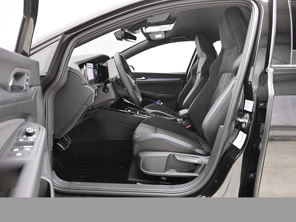 Volkswagen Golf VIII 1.5 eTSI R-LINE BLACK STYLE CAM LM18