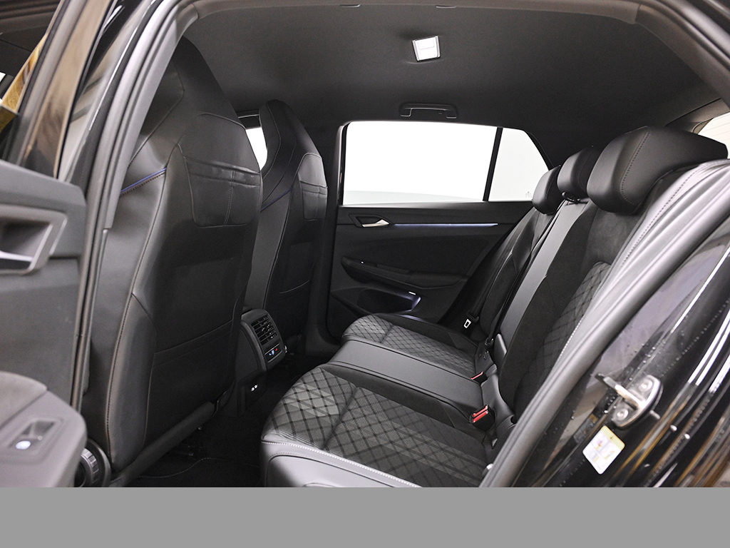 Volkswagen Golf VIII 1.5 eTSI R-LINE BLACK STYLE CAM LM18