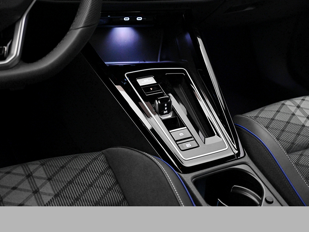 Volkswagen Golf VIII 1.5 eTSI R-LINE BLACK STYLE CAM LM18