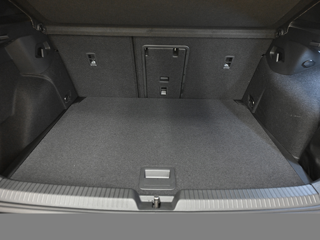 Volkswagen Golf VIII 1.5 eTSI R-LINE BLACK STYLE CAM LM18