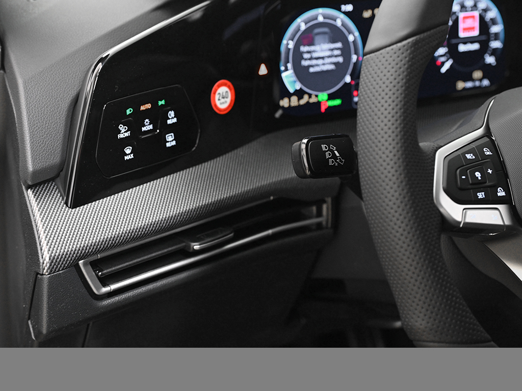 Volkswagen Golf VIII 1.5 eTSI R-LINE BLACK STYLE CAM LM18