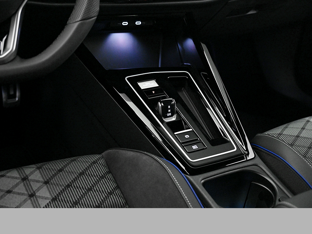 Volkswagen Golf VIII 1.5 eTSI R-LINE BLACK STYLE CAM LM18