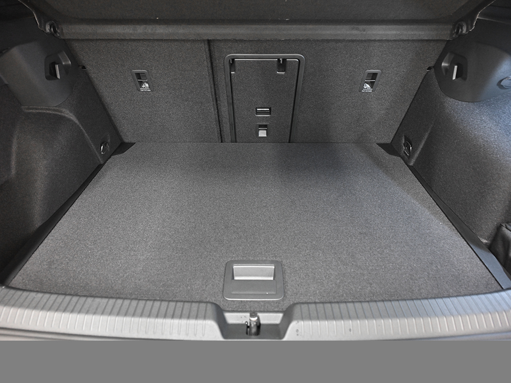 Volkswagen Golf VIII 1.5 eTSI R-LINE BLACK STYLE CAM LM18