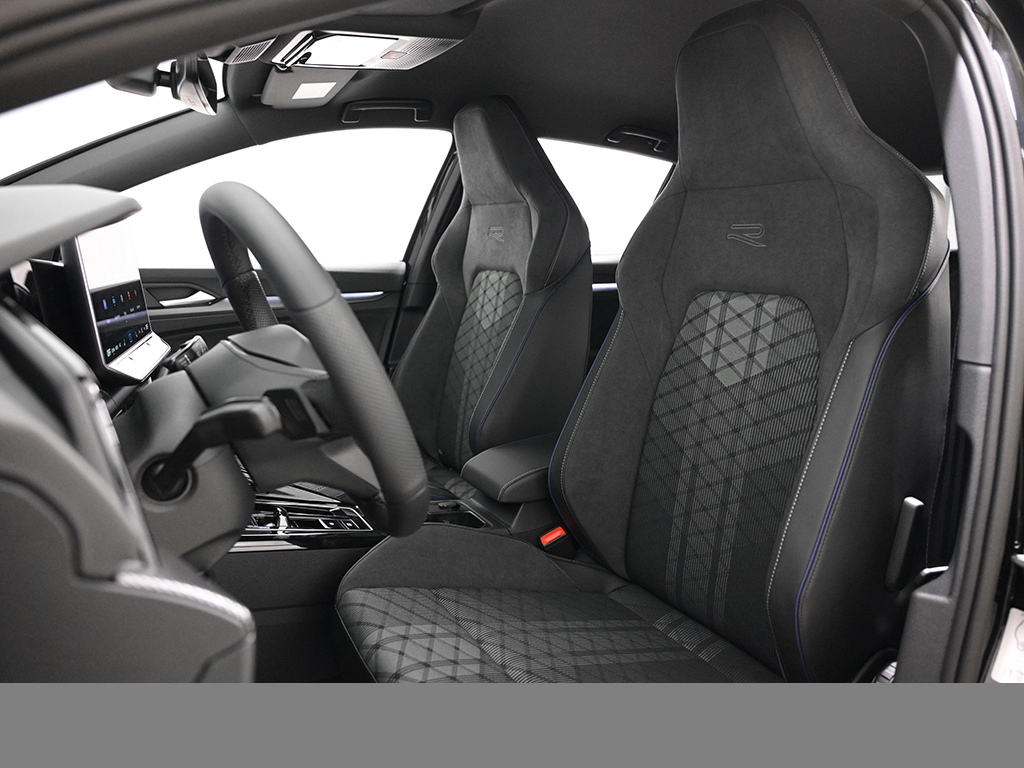 Volkswagen Golf VIII 1.5 eTSI R-LINE BLACK STYLE CAM LM18