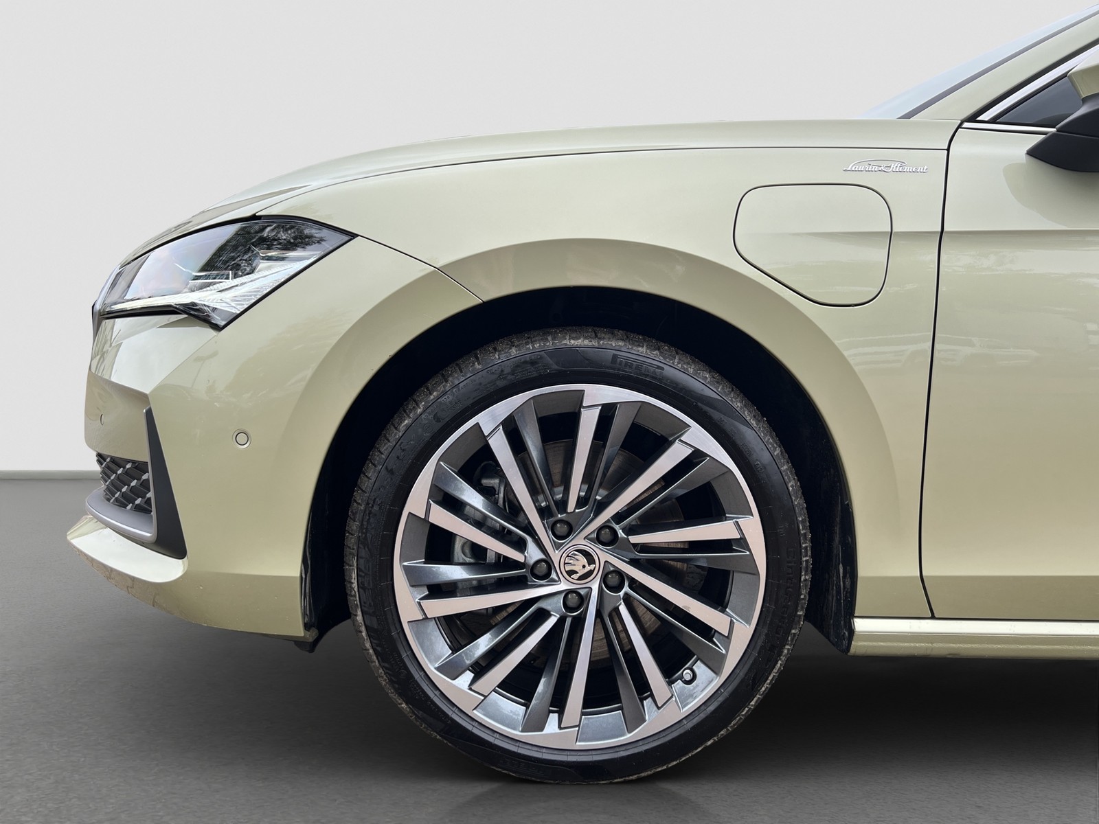 Skoda Superb Combi 1.5 iV L&K LEDER PANO AHK 360CAM 19Z