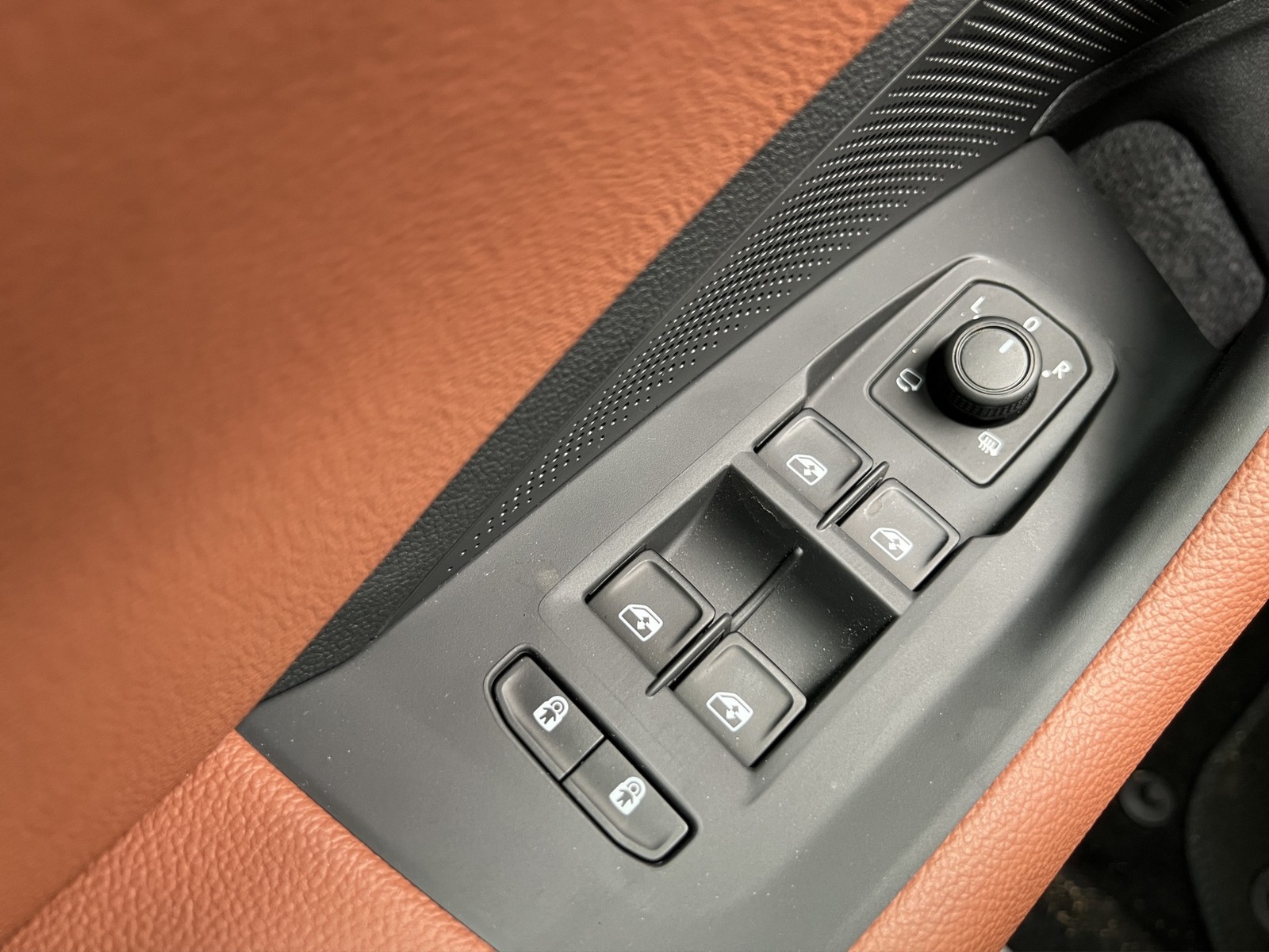 Skoda Superb Combi 1.5 iV L&K LEDER PANO AHK 360CAM 19Z