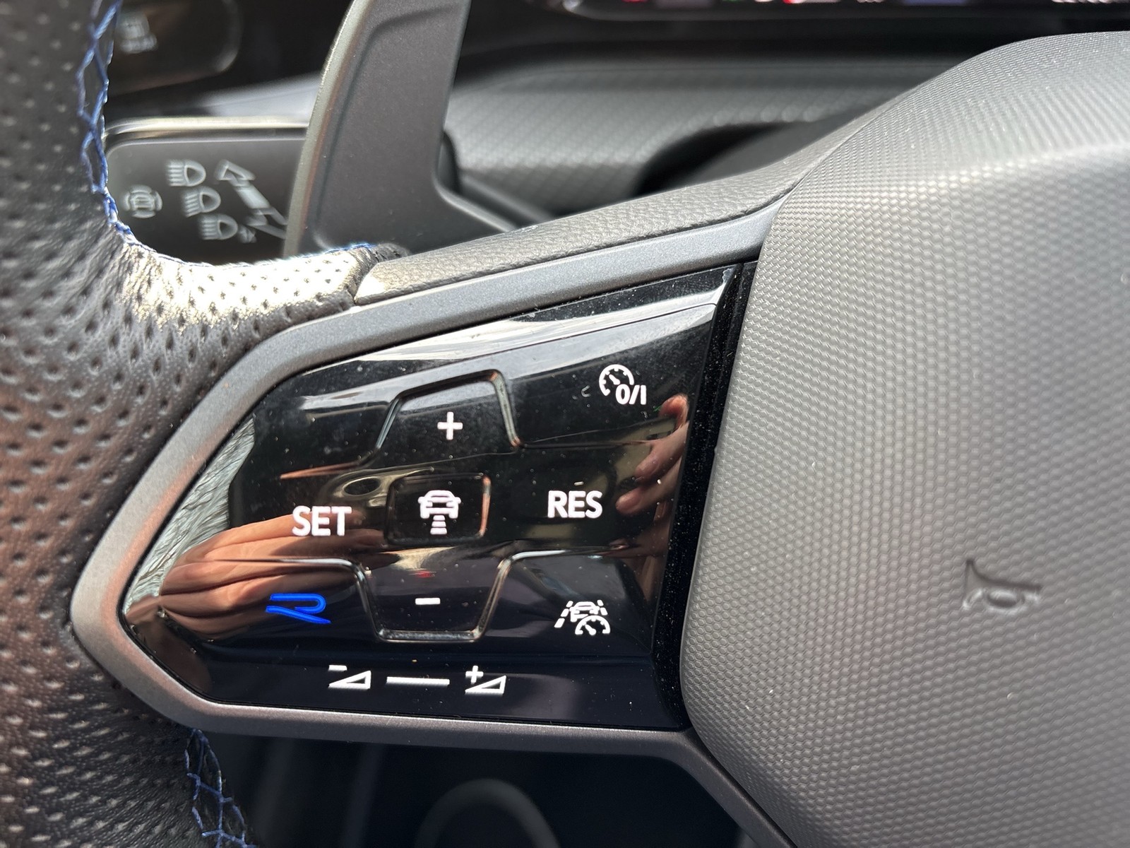 Volkswagen Golf VIII 2.0 R 4X4 ACC LM18 LED+ CARPLAY SITZHZ