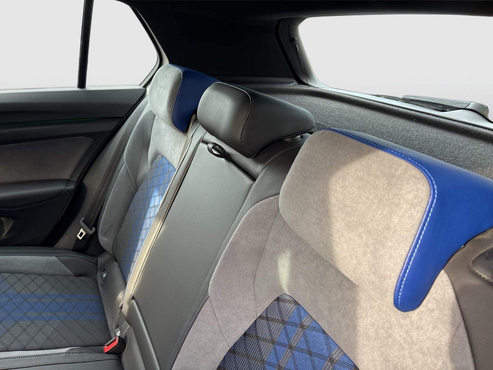 Volkswagen Golf VIII 2.0 R 4X4 ACC LM18 LED+ CARPLAY SITZHZ