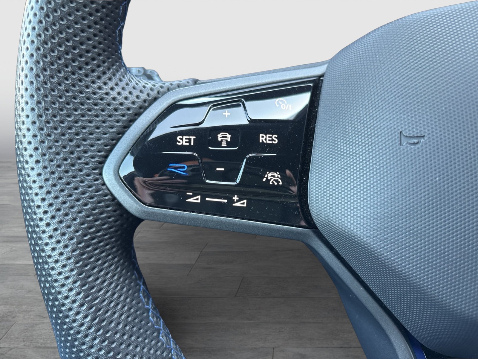 Volkswagen Tiguan 2.0 R BLACK STYLE 4X4 AHK CAM ACC LM20