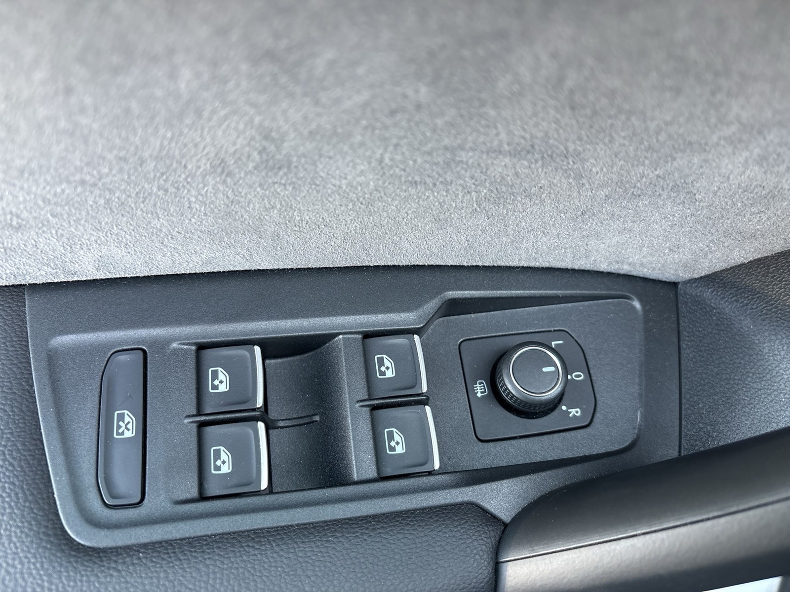 Volkswagen Tiguan 2.0 R BLACK STYLE 4X4 AHK CAM ACC LM20